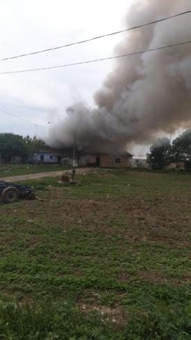 UPDATE. Arde o casă din localitatea Dorobanţu (video)   