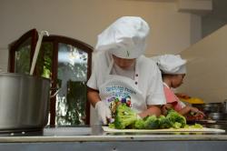 Program derulat într-un cunoscut magazin Mai mulţi elevi constănţeni învață de la Chef Cezar Munteanu despre alimentația sănătoasă  