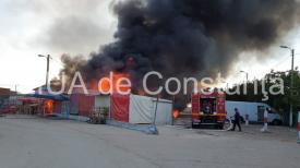 LIVE VIDEOIncendiu violent pe varianta Ovidiu, zona Târgului de legume-fructe. Flăcările și fumul dens au cuprins mai multe barăci (galerie foto+video)            