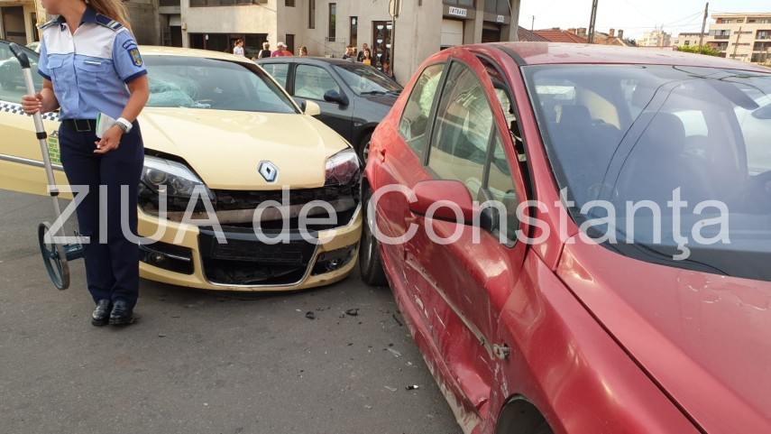 imagini de la eveniment accident rutier la intersectia strazilor baba novac cu andrei muresanu din municipiul