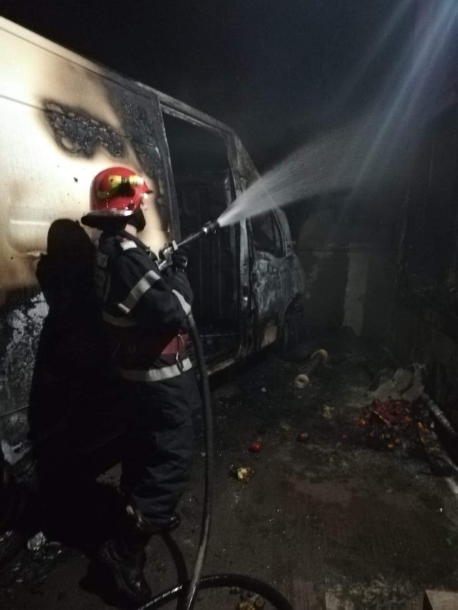alerta la pompieri incendiu in judetul constanta o masina a luat foc pericol de extindere politia cerceteaza