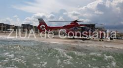 Imaginea zilei Elicopter SMURD, pe malul mării. Operațiune de salvare a unui bărbat înecat (video)