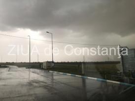 Atenție șoferi! Plouă torențial pe Autostrada Soarelui (galerie foto+video)  