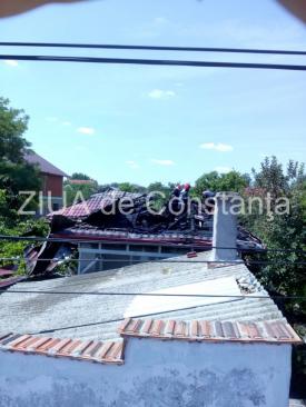 Incendiu în localitatea Lumina. Arde acoperişul unei case (video)