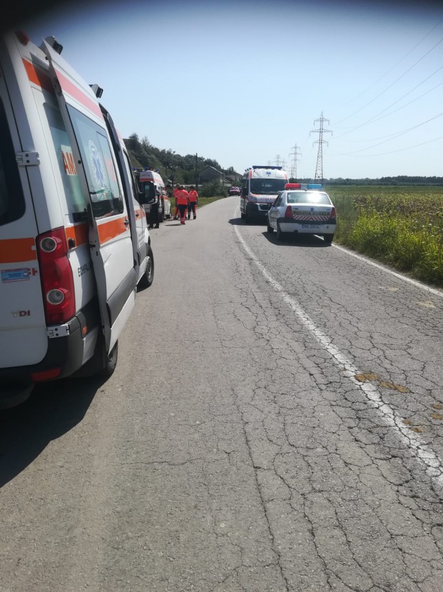 s a activat planul rosu de interventie microbuz cu persoane rasturnat in afara soselei 697668