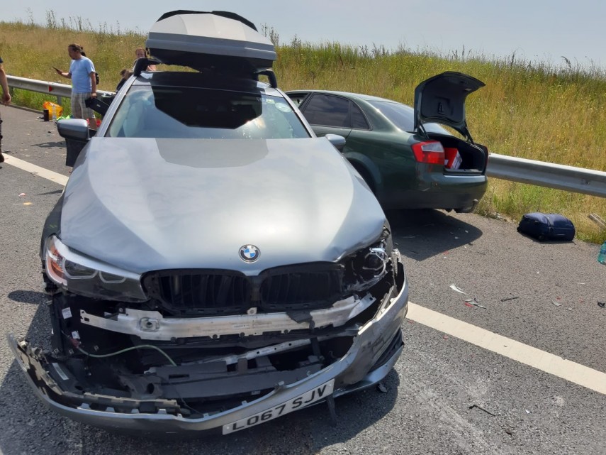 carambol pe autostrada a1 o camioneta un microbuz de marfa si doua autoturisme implicate 697666