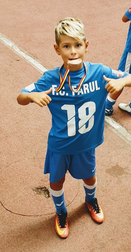 au jucat pe arena nationala grupa 2010 de la farul constanta pe podium la festivalul sportului pentru