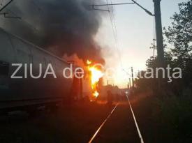 Locomotivă în flăcări pe strada Caraiman din Constanţa. Trafic rutier şi feroviar blocat (galerie foto + video)                
