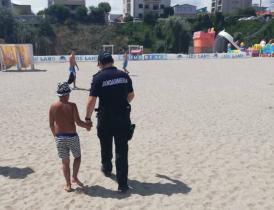 Copil rătăcit pe plajă, înapoiat părinților de jandarmii constănțeni