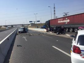 Accident rutier cu victimă pe Autostrada A2. Două maşini au fost avariate serios (galerie foto)  