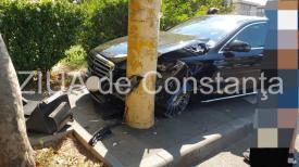 UPDATE Accident rutier în Constanţa. O maşină a intrat într-un stâlp (galerie foto+video) 