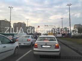 Atenţie, şoferi! Bandă de circulaţie blocată pe strada Traian din Constanţa