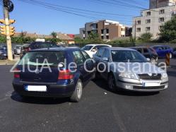 Carambol la intersecţia străzilor Soveja cu Baba Novac. Trei maşini s-au ciocnit. O femeie, la spital (galerie foto) 