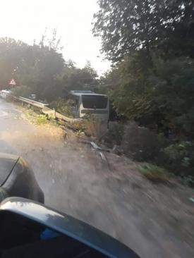 Accident rutier grav între Eforie Nord şi Sud. Un autocar cu turişti a sărit bordura şi a intrat într-un copac (Galerie foto)   