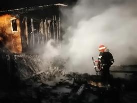 Două locuinţe şi o anexă, mistuite de flăcări în judeţul Prahova. Pompierii au intervenit (galerie foto+video)    