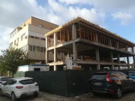 Constănţeanul supărat  Locuitorii de pe strada Iosif Ivanovici din Constanţa, nemulţumiţi că o autorizaţie dată de Primărie le-a luat lumina naturală 