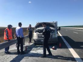 Autoutilitară, cuprinsă de flăcări pe A2. Pompierii intervin   