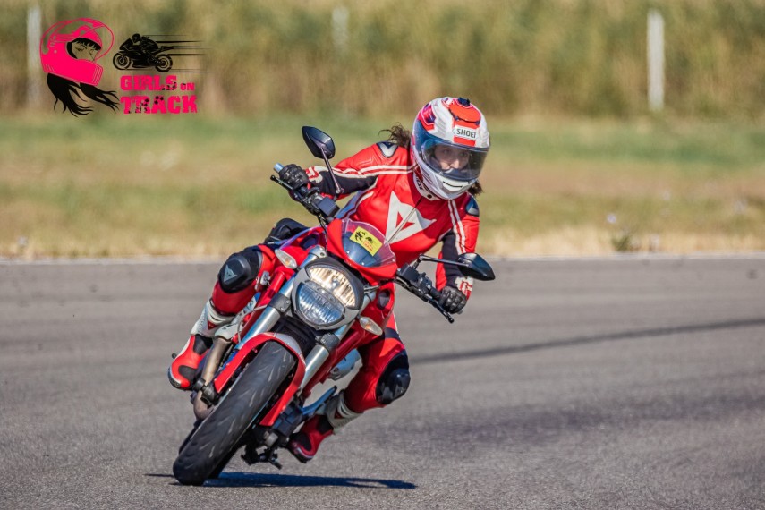 girls on track 3 motociclistele au facut din nou spectacol pe circuit constanta pe podiumul celor mai