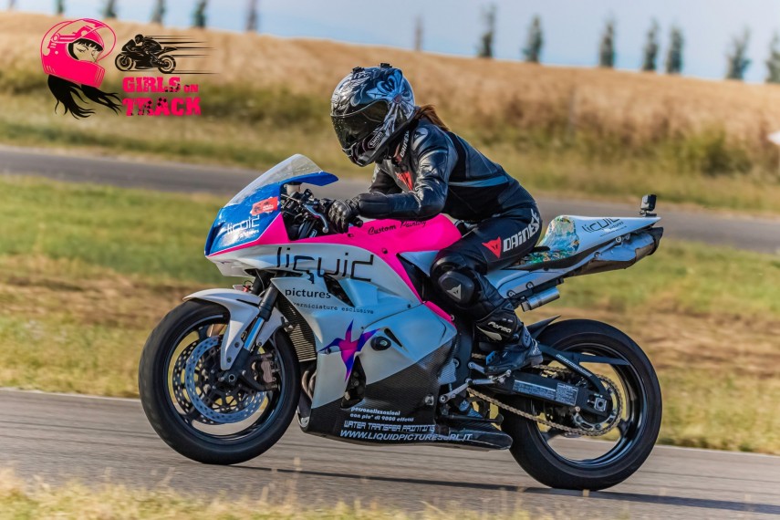 girls on track 3 motociclistele au facut din nou spectacol pe circuit constanta pe podiumul celor mai