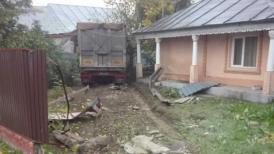 Accident. Un tir, care se îndrepta spre Constanţa, a intrat într-o gospodărie din judeţul Galaţi 