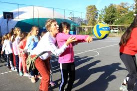 ​Elevii Școlii Gimnaziale Nr. 3 „Ciprian Porumbescu” din Constanța, inițiați în tainele jocului de volei (galerie foto) 