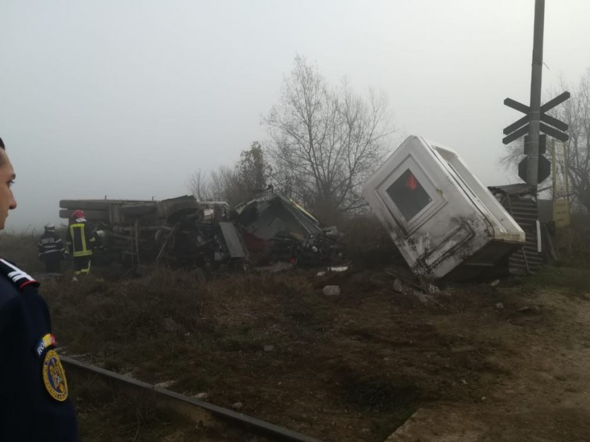 accident mortal un sofer si a pierdut viata dupa ce basculanta sa a fost lovita de tren galerie foto