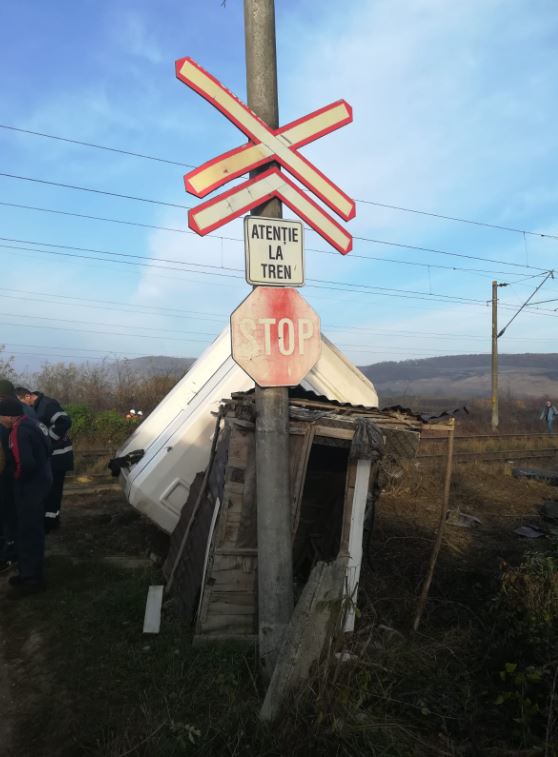 accident mortal un sofer si a pierdut viata dupa ce basculanta sa a fost lovita de tren galerie foto
