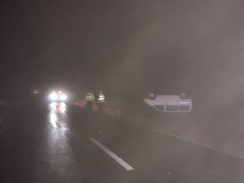 Eveniment rutier în Tulcea Nu a adaptat viteza la condițiile de drum și s-a răsturnat. Două persoane rănite