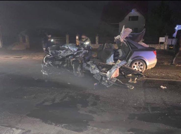 Accident Rutier Grav Masina A Intrat Intr Un Stalp Si S A Făcut