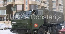 Accident rutier cu un camion al armatei. Autovehiculul care tracta un tun a rămas suspendat de pod