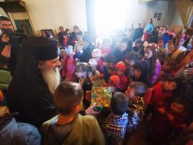 Campania Arhiepiscopiei Tomisului „De Crăciun, fii bun!” Daruri pentru 2000 de familii nevoiașe din 40 de localități din Constanța (galerie foto)