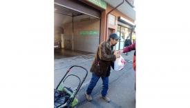 Ajutat de Asociaţia „Suflete Deschise“ şi societatea Arimex Comexim 2000 SRL, Moş Crăciun a ajuns şi la oamenii străzii (galerie foto)