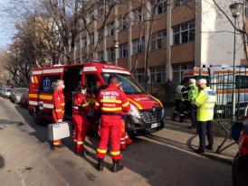 UPDATE 4 Incident la o școală din București. Elevi evacuați, posibil de la un gaz toxic. Optsprezece copii la spital (galerie foto)     