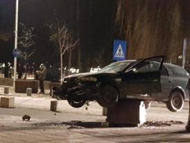 Maşina nu este la expoziţie. Este urcată pe ghiveci de un şofer beat criţă. Aşa nu aţi mai văzut în România (galerie foto)