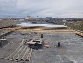 O porțiune din acoperișul unui bloc, spulberată de vânt în Mangalia (galerie foto)  