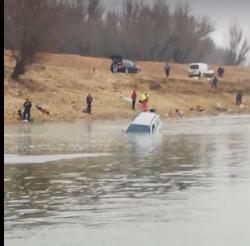 Județul Constanța Mașina unui pescar din Brașov, în canalul din Seimenii Mici (galerie foto + video)