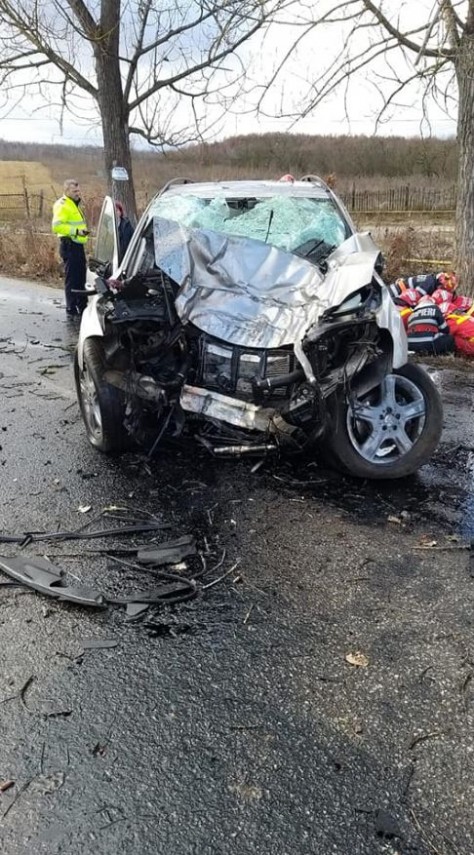 eveniment rutier pe dj 687 un autoturism s a izbit de un copac un copil de 13 ani a murit galerie foto