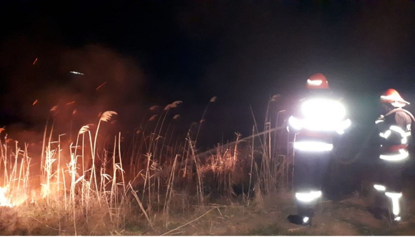 pompierii tulceni intervin in apropierea manastirii saon ce arde galerie foto 711272