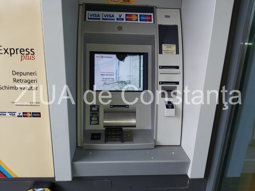 un bancomat situat pe bulevardul mamaia din constanta spart cu o piatra galerie foto 713563