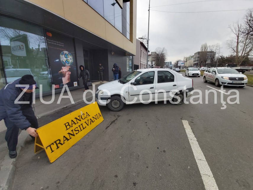 un bancomat situat pe bulevardul mamaia din constanta spart cu o piatra galerie foto 713563