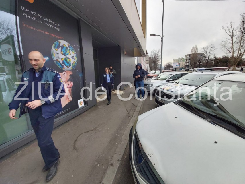 un bancomat situat pe bulevardul mamaia din constanta spart cu o piatra galerie foto 713563