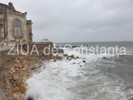 LIVE Marea Neagră, dezlănțuită. Valuri uriașe pe faleza Cazinoului din Constanța (galerie foto)  