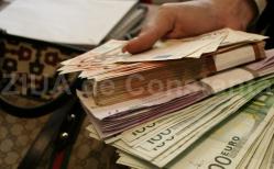 Aproape 90.000 de euro contrafăcuți, depistați de polițiști înainte să intre pe piaţa românească
