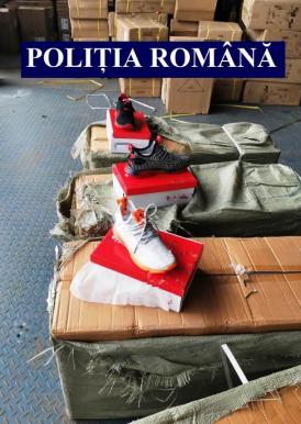 Pantofi sport indisponibilizați de polițiști în portul Constanța
