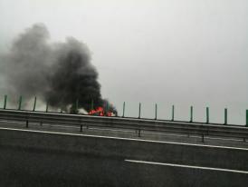 Incendiu izbucnit la un autoturism pe autostrada A2 București-Constanța (galerie foto+video) 