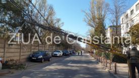 Constanța Stâlp de iluminat, suspendat pe cabluri, pe strada Ștefăniță Vodă (galerie foto+video) 