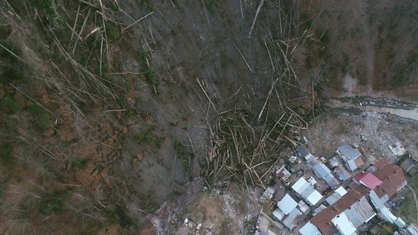 UPDATE: Alunecare masivă de teren la Azuga. Zeci de persoane ...