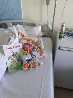 Iepurașul de Paști și voluntarii Asociației „Suflete Deschise” au oferit cadouri copiilor internați în spital, la Constanța