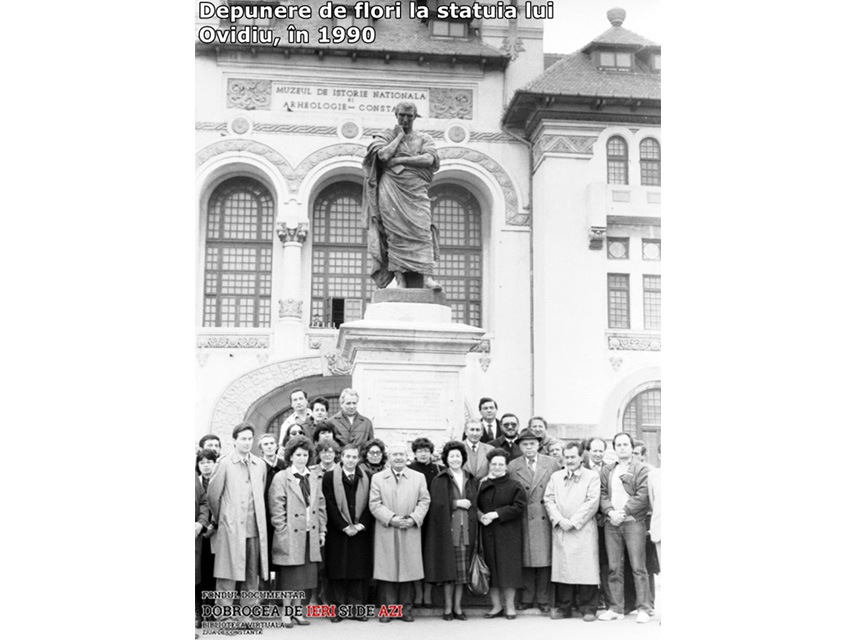 https://www.ziuaconstanta.ro/images/stories/2020/05/25/pics/depunere-de-flori-la-statuia-lui-ovidiu-in-1990.jpg