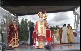Un copil poznaș, face tot felul de năzbătii, în timpul slujbei oficiate de ÎPS Teodosie. Se prinde și de toiagul ierarhului (galerie foto)          